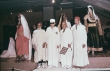 Juifs marocains posant en jellabah devant des costumes traditionnels