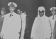 Le Sultan Mohammed V en compagnie d'officiers des FAR